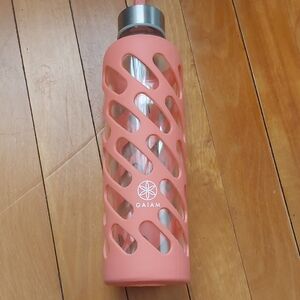 💜5/$25💜 Gaiam 20oz Glass Water Bottle Silicone Cover Peach